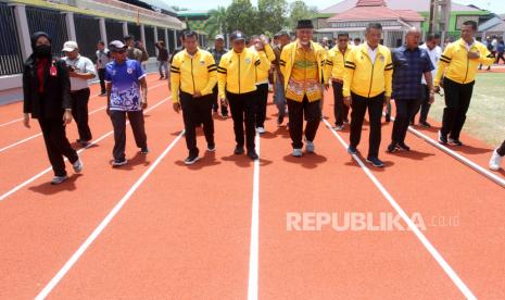 Menteri Pemuda dan Olahraga Zainudin Amali (empat kiri) didampingi Gubernur Sumatera Barat Mahyeldi (empat kanan) serta Rektor Universitas Negeri Padang (UNP) Ganefri (tiga kiri) meninjau lapangan atletik saat peresmian lapangan atletik di Universitas Negeri Padang, Sumatera Barat, Kamis (3/11/2022). Lapangan atletik tersebut dipersiapan untuk kegiatan Pekan Olahraga Mahasiswa Nasional (Pomnas) ke-17 yang akan dilaksanakan pada 17- 26 November 2022. 