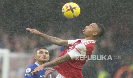 Pemain Arsenal Gabriel Jesus, kanan, dan pemain Chelsea Thiago Silva berebut bola dalam pertandingan sepak bola Liga Inggris antara Chelsea dan Arsenal di Stadion Stamford Bridge di London, Ahad (6/11/2022)..