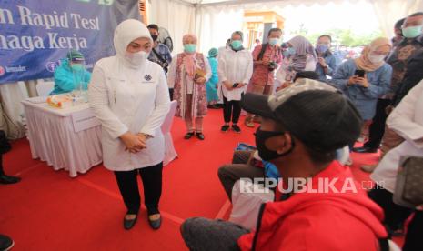 Menteri Ketenagakerjaan Ida Fauziyah (kiri) ingin transformasi digital dilakukan pelaku UMKM