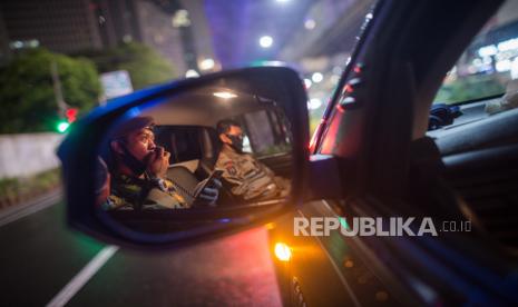 Polres Depok Bantu PSBB Jakarta. Foto: Petugas gabungan melakukan patroli pengamanan pembatasan sosial berskala besar (PSBB) di kawasan Dr. Satrio, Jakarta Selatan, Jumat (10/4)