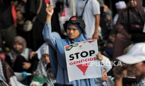 Massa aksi mengikuti Aksi Palestina Merdeka di depan gedung Kedutaan Besar Amerika Serikat untuk Indonesia, Jakarta, Ahad (6/10/2024).