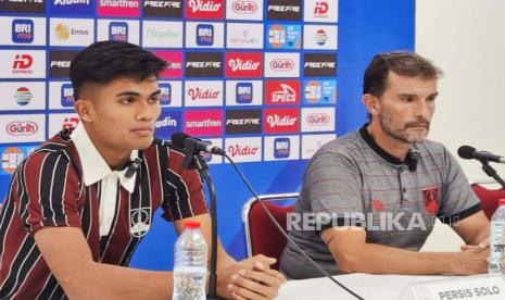 Jumpa pers Persis Solo oleh Pelatih Persis Solo Leonardo Medina (kanan) dan Ramadhan Sananta (kiri) usai menundukkan Persib Bandung dengan skor 2-1 di stadion Manahan Solo, Selasa (8/8/2023)