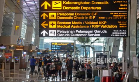 Sejumlah calon penumpang menunggu pemberangkatan di Terminal 3 Bandara Soekarno Hatta, Tangerang, Banten, Kamis (6/5). Larangan mudik atau perjalanan antardaerah/provinsi selama periode libur Lebaran mulai hari ini Kamis (6/5) hingga Senin (17/5). Selama masa larang mudik tersebut perjalanan hanya boleh bagi mereka yang masuk kategori pengecualian, yakni Orang yang melakukan perjalanan dinas,Kunjungan keluarga sakit, Kunjungan duka anggota keluarga meninggal, Kepentingan persalinan yang didampingi maksimal dua orang dan Kepentingan nonmudik tertentu lainnya.Prayogi/Republika.