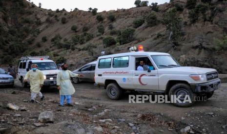 Sebuah ambulans memindahkan korban gempa di desa Gayan di provinsi Paktia, Afghanistan, 22 Juni 2022. Lebih dari 1.000 orang tewas dan lebih dari 1.500 lainnya terluka setelah gempa berkekuatan 5,9 melanda Afghanistan timur sebelum fajar pada 22 Juni, Bakhtar News yang dikelola pemerintah Afghanistan Agensi melaporkan. Menurut pihak berwenang, jumlah korban tewas kemungkinan akan meningkat.