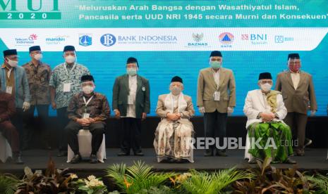 Wakil Presiden Republik Indonesia yang juga Ketua Umum MUI periode 2015-2020 Maruf Amin (tengah), Wakil Menteri Agama Zainut Tauhid Saadi (kiri), Ketua Umum MUI terpilih periode 2020-2025 Miftachul Akhyar (kanan) berfoto bersama usai penutupan Musyawarah Nasional X MUI di Jakarta, Jumat (27/11). Miftachul Akhyar terpilih sebagai ketua umum MUI periode 2020-2025 menggantikan Ma’ruf Amin setelah ditetapkan secara mufakat oleh tim formatur Munas X dan MUI. Republika/Thoudy Badai