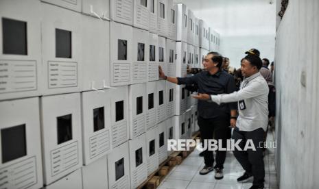 Komisioner Komisi Pemilihan Umum (KPU) Yulianto Sudrajat (kiri) dan Ketua KPU Kota Batu, Heru Joko Purwanto (kanan) meninjau logistik Pilkada 2024 di Gudang Logistik  KPU Kota Batu, Jawa Timur, Sabtu (9/11/2024). Komisi Pemilihan Umum (KPU) Jawa Timur memastikan kesiapan logistik untuk pelaksanaan Pilkada 2024 serentak saat ini telah mencapai 97 persen sebelum didistribusikan ke Panitia Pemungutan Suara (PPS) tingkat Kecamatan pada pekan depan. 