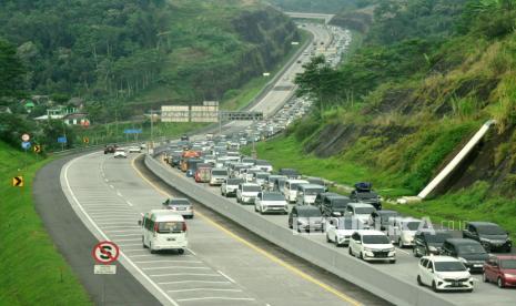 Pergerakan kendaraan arus balik mulai terasa di ruas tol Semarang- Solo, pada H+2  Lebaran 1444 Hijriyah, Senin (24/4). Hal ini ditandai dengan meningkatnya arus lalu lintas yang mengalir dari arah Solo/ Surabaya menuju ke arah Semarang/ Jakarta sepanjang siang hingga petang.