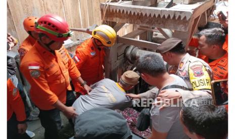 Proses pencarian dan evakuasi delapan warga Bogor yang terjebak di dalam lubang tambang emas rakyat, Desa Pancurendang, Kabupaten Banyumas, Jawa Tengah resmi dihentikan pada Selasa (1/8/2023). Tim Search and Rescue (SAR) pun memasang nisan simbolis bertuliskan nama delapan korban, dan dilakukan upacara tabur bunga oleh keluarga korban.