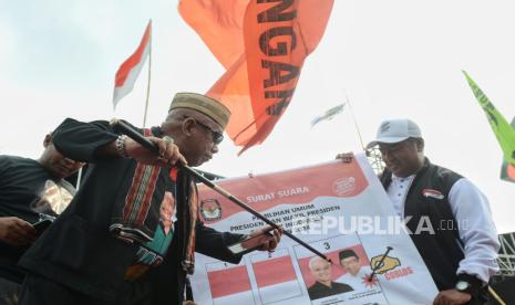 Relawan Forum Betawi Rempug dan Ikatan Keluarga Madura memperagakan simulasi pencoblosan surat suara capres dan cawapres nomor urut 3 Ganjar Pranowo dan Mahfud MD saat acara deklarasi dukungan di Lapangan Jalan Akses Rusun, Cakung, Jakarta Timur, Sabtu (6/1/2024). Keluarga besar Forum Betawi Rempug (FBR) dan Ikatan Keluarga Madura (IKM) mendeklarasikan dukungannya kepada capres dan cawapres Ganjar Pranowo dan Mahfud MD pada Pilpres 2024 mendatang.