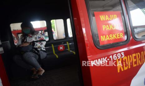 Menerapkan protokol kesehatan seperti penggunaan masker dan menjaga jarak harus dilakukan masyarakat saat jumlah kasus positif Covid-19 di Indonesia belum juga melandai.