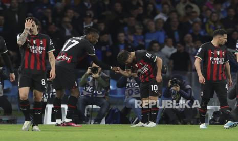 Pemain AC Milan  Rafael Leao (kiri ke-2) berselebrasi  dengan rekan setimnya Brahim Diaz setelah mencetak gol pembuka timnya pada pertandingan sepak bola Serie A antara Napoli dan AC Milan, di Naples, Italia, Senin (3/4 2023) dini hari.