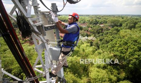 Teknisi jaringan XL Axiata menaiki tower untuk memeriksa perangkat BTS 4G di Kecamatan Mantingan, Ngawi, Jawa Timur, Selasa (20/12/2022) (ilustrasi). Presiden Direktur & CEO XL Axiata Dian Siswarini menyampaikan, salah satu kunci pertumbuhan XL Axiata adalah personalisasi penawaran dan layanan.