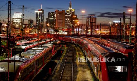 Kereta diparkir di luar stasiun kereta pusat di Frankfurt, Jerman, Rabu, 11 Agustus 2021. Laporan Global Economic Forecast Report dari ICAEW dan Oxford Economics memperkirakan ekonomi global akan tumbuh sekitar 5,8 persen pada tahun 2021 dan 4,7 persen pada tahun 2022.