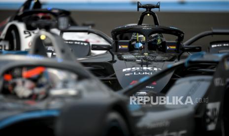 Pembalap tim Rokit Venturi Racing Lucas Di Grassi memacu mobilnya pada Jakarta E-Prix 2022 di Sirkuit Ancol, Jakarta Utara, Sabtu (4/6/2022). 