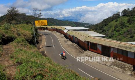 Kendaraan melintasi kios pedagang yang tutup di kawasan Gunung Bromo, Tosari, Pasuruan, Jawa Timur, Minggu (22/01/2023). Kawasan wisata Gunung Bromo ditutup sementara dari kunjungan wisatawan karena masyarakat Suku Tengger melaksanakan tradisi Wulan Kapitu atau bulan ketujuh dalam Kalender Suku Tengger dan kembali dibuka pada 23 Januari. 