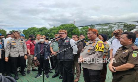 Gubernur Jawa Barat Ridwan Kamil bersama Kapolda Jawa Barat Irjen Pol Suntana dan Wakajati Jabar saat berada di Mapolda Jawa Barat, Rabu (15/2/2023).