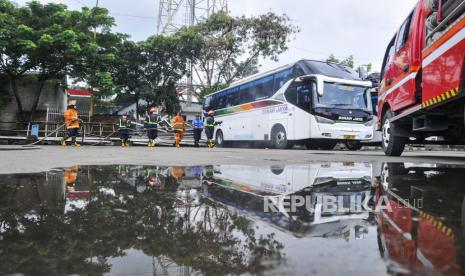 Terminal Cikarang, Kabupaten Bekasi, Jawa Barat. Kepolisian Resor Metro Bekasi dalam waktu dekat akan mendirikan cek poin di sejumlah lokasi perbatasan untuk menyosialisasikan pelaksanaan status pembatasan sosial berskala besar (PSBB).