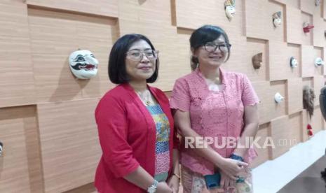 Direktur Pemasaran, Pelayanan dan Pengembangan UsahaPT Taman Wisata Candi Borobudur, Prambanan dan Ratu Boko, Hetty Herawati (kiri) dan Direktur Utama PT Bhumi Visatanda Indonesia Claudia Ingkiriwang (kanan) saat meninjau fasilitas di TMII, Jakarta, Kamis (6/7/2023).