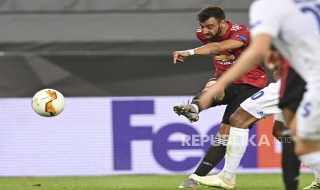 Bruno Fernandes dari Manchester United beraksi selama pertandingan sepak bola perempat final Liga Eropa UEFA antara Manchester United dan FC Copenhagen di Cologne, Jerman, 10 Agustus 2020