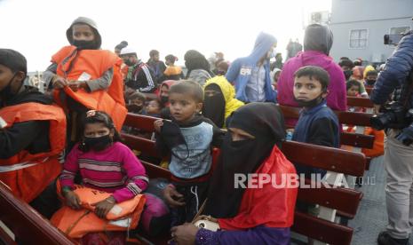 Sekelompok pengungsi Rohingya di atas kapal angkatan laut saat mereka pindah ke Pulau Bhashan Char, di Chittagong, Bangladesh 29 Desember 2020. Kelompok kedua pengungsi Rohingya dipindahkan ke pulau Bhashan Char di bawah distrik Noakhali.