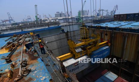 Pekerja memantau bongkar muat peti kemas di Pelabuhan Tanjung Priok, Jakarta Utara, Kamis (15/10/2020). Badan Pusat Statistik mencatat neraca perdagangan RI pada September 2020 mengalami surplus 2,44 miliar dolar AS dengan nilai ekspor sebesar 14,01 miliar dolar AS dan impor 11,57 miliar dolar AS, sehingga Indonesia mengalami surplus untuk kelima kalinya tahun ini sejak Mei 2020. 