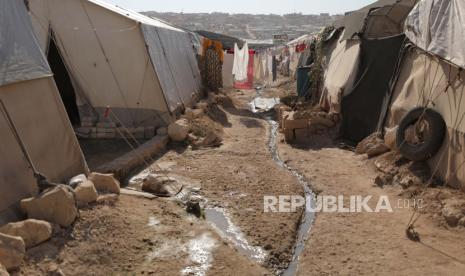 Air limbah mengalir di antara tempat penampungan pengungsi Suriah di kamp Kalbeet, Idlib utara, 29 Oktober 2022 (dikeluarkan 01 November 2022). Menurut angka yang dikeluarkan pada 30 Oktober oleh Early Warning, Alert and Response Network (EWARN), yaitu pengawasan dan pemantauan penyakit epidemiologi di daerah yang terkena dampak di luar kendali rezim Suriah, total empat kematian, 216 sampel positif dan 4.970 kasus dugaan kolera dilaporkan di barat laut Suriah. UNICEF pada bulan Oktober memperingatkan bahwa epidemi di Suriah telah meninggalkan lebih dari 20.000 kasus yang dicurigai dengan diare akut dan 75 kematian terkait kolera sejak dimulai. Ketergantungan pada air yang tidak aman meningkatkan risiko tertular penyakit yang ditularkan melalui air, laporan tersebut menambahkan. UNICEF mengajukan permohonan 40,5 juta dolar AS untuk memperluas tanggap darurat kolera di Suriah dan Lebanon saja, dengan tujuan untuk mendukung kesehatan, air, kebersihan dan sanitasi, komunikasi risiko dan keterlibatan masyarakat dalam tiga bulan ke depan.