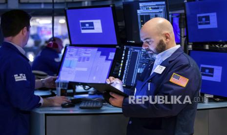  Dalam foto ini disediakan oleh New York Stock Exchange, pedagang Fred DeMarco, kanan, bekerja di lantai, Selasa, 15 Februari 2022. Saham naik secara luas dalam perdagangan sore di Wall Street Selasa karena investor menyambut tanda-tanda awal bahwa ketegangan tampaknya akan terjadi. pelonggaran di Ukraina.