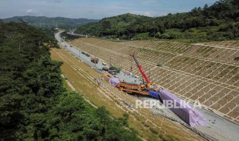 Foto udara proses evakuasi bangkai kereta teknis yang mengalami kecelakaan di Campaka Mekar, Kabupaten Bandung Barat, Jawa Barat, Senin (19/12/2022). Kadiv Humas Polri Irjen Pol Dedi Prasetyo menyatakan, kecelakaan kereta teknis pada proyek Kereta Cepat Jakarta Bandung yang terjadi pada Minggu (18/12/2022) sore tersebut mengakibatkan dua orang pekerja yang berkewarganegaan China meninggal dunia dan lima orang luka-luka. 