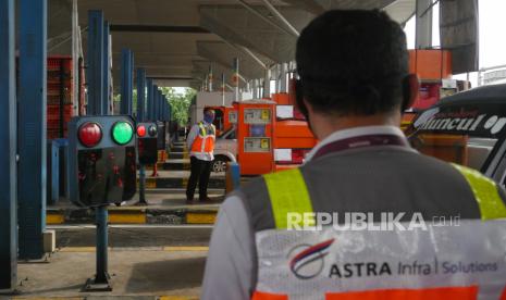 Penambahan Gardu Transaksi. Petugas bersiaga di gardu transaksi Gerbang Tol Palimanan, Cirebon, Kamis (26/11). Untuk meningkatkan layanan bagi pengguna jalan tol Cikopo-Palimanan (Cipali), ASTRA Tol Cipali melakukan penambahan 4 unit gardu satelit dengan 14 gardu utama, 7 Gardu Tol Otomatis (GTO), 3 gardu satelit arah Palimanan dan 5 arah Cikopo. 