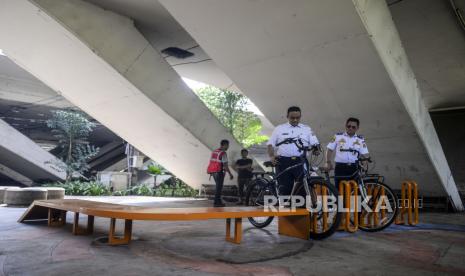 Gubernur DKI Jakarta Anies Baswedan (kedua kanan) bersama Kepala Dinas Perhubungan DKI Jakarta Syafrin Liputo (kanan) memarkirkan sepeda di kawasan Taman Semanggi, Jakarta, Rabu (12/10/2022). Gubernur DKI Jakarta Anies Baswedan menyatakan pembangunan fasilitas pejalan kaki dan jalur sepeda itu bertujuan untuk memberikan ruang interaksi dan oase baru bagi warga Ibu Kota dan sekitarnya. Republika/Putra M. Akbar