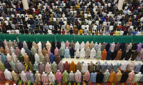 Umat  Islam melaksanakan shalat Tarawih pertama di Masjid Agung Medan, Sumatera Utara, Senin (11/3/2024). Pemerintah menetapkan 1 Ramadhan 1445 Hijriah yang jatuh pada tanggal 12 Maret 2024. 