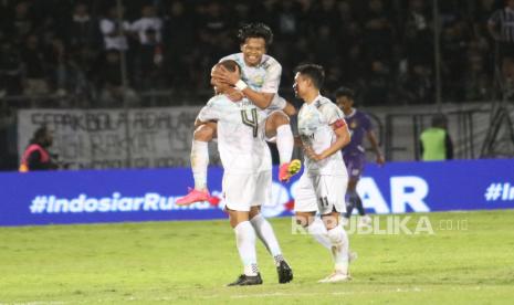 Para pemain Persib Bandung merayakan gol dalam pertandingan BRI Liga 1 (ilustrasi). Persib akan menjamu Semen Padang pada laga pekan kesepuluh di Stadion Si Jalak Harupat, Jumat (1/11) pukul 19.00 WIB