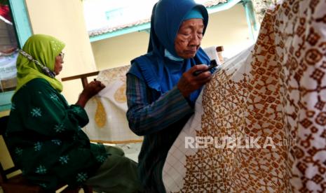 Pembatik membuat batik nitik di Kembangsongo, Kapanewon Jetis, Yogyakarta, Selasa (23/11). Pemprov DIY meluncurkan indikasi geografis Batik Nitik, sekaligus penegasan Batik Nitik sudah mendapatkan Hak Kekayaan Intelektual Indonesia (HAKI). Batik Nitik merupakan motif batik tertua di Keraton Yogyakarta. Desa Kembangsongo menjadi salah satu wilayah yang mengembangkan batik yang disusun dari ribuan titik ini.