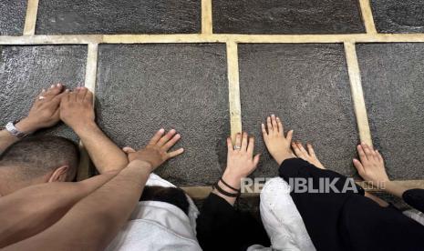 Jamaah menyentuh Kabah ketika melakukan ibadah umrah. 