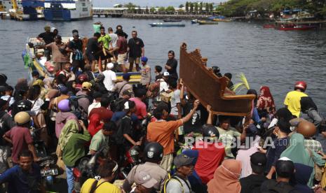 Sejumlah pemudik antre untuk naik ke kapal antarpulau tujuan Pulau Moti di Pelabuhan Bastiong Ternate, Maluku Utara, Senin (8/4/2024). H-2 Idul Fitri 1445 ratusan pemudik yang tinggal di Ternate mulai memadati pelabuhan untuk menggunakan jasa transportasi antarpulau di Maluku Utara tersebut kembali ke kampung halaman mereka masing-masing untuk merayakan hari raya Idul Fitri. 