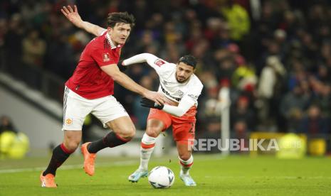 Bek Manchester United Harry Maguire (kiri).