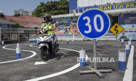 Warga menjalani ujian praktik pembuatan surat izin mengemudi (SIM) C di Polrestabes Bandung, Kota Bandung, Jawa Barat, Selasa (8/8/2023). Satlantas Polrestabes Bandung mulai memberlakukan perubahan uji praktik pembuatan SIM C dengan meniadakan tes rute slalom atau zig-zag, mengganti rute angka delapan menjadi huruf S, lebar rute menjadi sekitar dua meter dan uji pengereman keseimbangan.