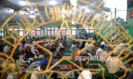 Umat Islam menunaikan shalat Idul Adha 1443 H di Masjid Pangeran Diponegoro, Kompleks Balai Kota Yogyakarta, Ahad (10/7/2022). Masjid Pangeran Diponegoro menggelar shalat Idul Adha 2022 dua kali. Hal itu menyusul perbedaan penetapan Hari Raya Idul Adha antara Muhammadiyah dan Pemerintah.