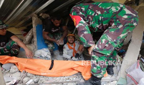 TNI dan SAR mencari korban di rumah yang roboh pasca gempa bermagnitudo 5,6, di Cianjur, Indonesia, 22 November 2022. Pakar dari BRIN sebut bangunan tahan gempa harus dibangun usai gempa Cianjur.