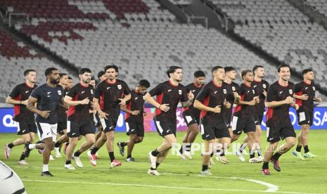 Sejumlah pesepak bola Timnas Indonesia mengikuti sesi latihan resmi jelang pertandingan Kualifikasi Piala Dunia 2026 di Stadion Utama Gelora Bung Karno, Jakarta, Senin (24/3/2025). Latihan resmi tersebut sebagai persiapan jelang melawan Timnas Bahrain dalam laga putaran ketiga Kualifikasi Piala Dunia 2026 Zona Asia di Stadion Utama Gelora Bung Karno, Jakarta pada Selasa (25/3). 