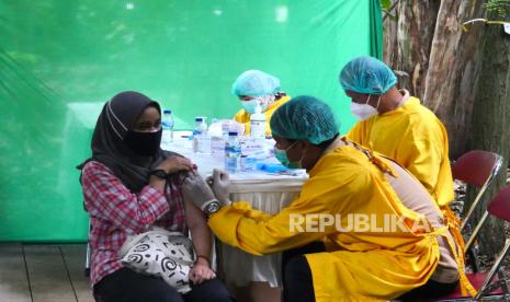 Tenaga kesehatan menyuntik vaksin Covid-19 mahasiswa saat vaksinasi Covid-19 massal di Hutan Laboratorium Fakultas Kehutanan UGM, Yogyakarta, Jumat (23/7). Sebanyak 500 mahasiswa Fakultas Kehutanan UGM menjadi target vaksinasi massal.