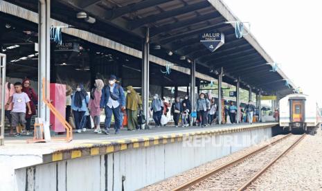 Penumpang di stasiun wilayah kerja PT KAI Daerah Operasi (Daop) 3 Cirebon, Jawa Barat. 