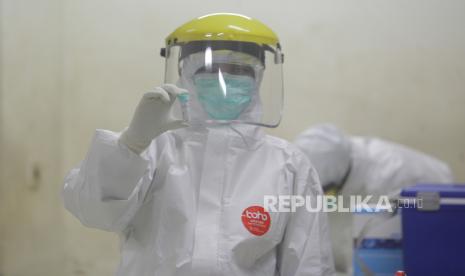 Petuga medis mempersiapkan tes usap (swab test). RSUD Gunungsitoli hanya melayani tes usap bagi pasien Covid-19 yang menjalani isolasi di rumah sakit itu dengan gejala sedang atau berat.