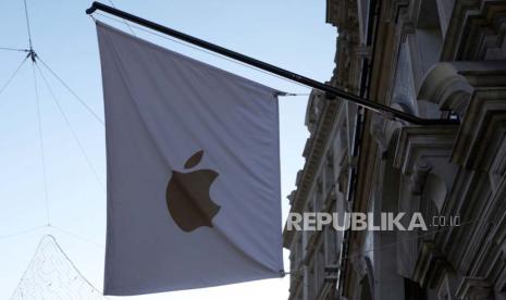 An Apple flag outside an Apple store in London, Britain, 09 January 2024. Apple may be brought to court in the UK over its Batterygate scandal. Apple has begun paying compensation in the US after admitting batteries in its iPhones older models began losing power. The case in the UK is seeking 853 million British pounds in compensation for customers who bought iPhones whose batteries ran short prematurely.  