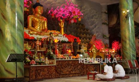 Pemimpin kebaktian memulai rangkaian upacara Trisuci Waisak di Vihara Girinaga, Makassar, Sulawesi Selatan. 