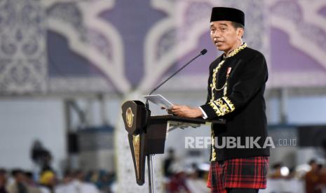 Presiden Joko Widodo menyampaikan sambutan saat membuka Musabaqah Tilawatil Quran (MTQ) Nasional ke-30 Tahun 2024 di Stadion Gelora Kadrie Oening, Samarinda, Kalimantan Timur, Ahad (8/9/2024). MTQ Nasional ke-30 yang bertema Mewujudkan Masyarakat Cinta Al-Quran untuk Bangsa yang Bermartabat di Bumi Nusantara itu diikuti 1.998 peserta terdiri dari 1.567 peserta inti dan 431 cadangan dari 35 provinsi yang akan mengikuti delapan cabang perlombaan. 