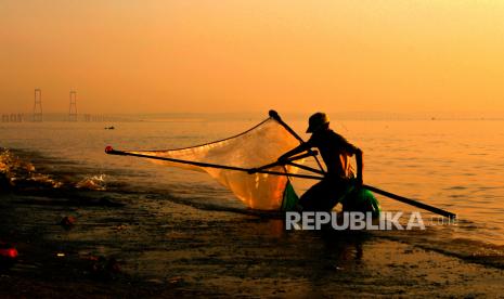 Nelayan membawa hasil tangkapan udang rebon di Pantai Kenjeran, Surabaya, Jawa Timur, Jumat (5/8/2022). Udang hasil tangkapan tersebut selanjutnya diolah menjadi terasi dan kemudian dijual ke pasar dengan harga Rp.60 ribu per kilogram. 