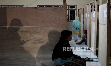 Warga beristirahat di pengungsian Purwobinangun, Pakem, Sleman, D.I Yogyakarta, Rabu (27/1). Sekitar 150 warga Turgo lereng Gunung Merapi mengungsi ke barak pengungsian Purwobinangun menyusul terjadinya erupsi Gunung Merapi sejauh 3 km yang mengarah ke barat daya pada pukul 12.53 WIB. 