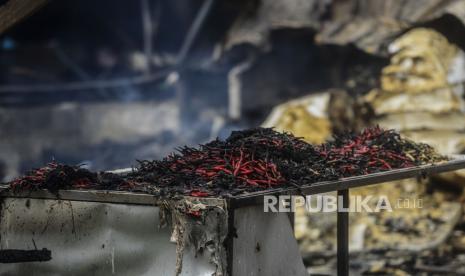 Cabai yang hangus pasca kebakaran di Pasar Kambing, Tanah Abang, Jakarta, Jumat (9/4). Sebanyak 136 lapak dan 40 kios pedagang terbakar yang diduga akibat korsleting listrik dan tidak ada korban jiwa dalam peristiwa tersebut. Selanjutnya, Pemerintah Provinsi DKI Jakarta akan menata ulang pasar tersebut. Republika/Putra M. Akbar