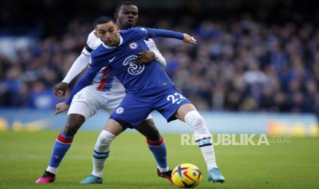 Pemain sayap Chelsea, Hakim Ziyech (depan) menjaga bola dari jangkauan pemain Crystal Palace, Mitchell, dalam lanjutan laga Liga Primer Inggris, Ahad (15/1/2023).